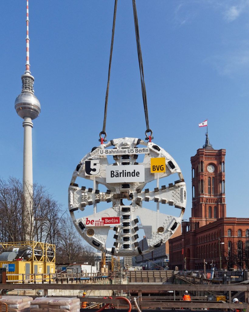 Teil von Tunnelbohrer Bärlinde vor Fernsehturm und Rotem Rathaus