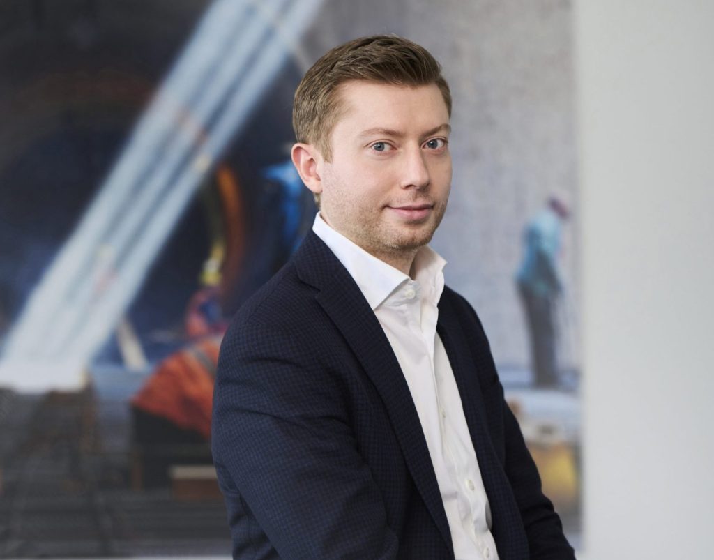 Mann sitzt auf Tisch