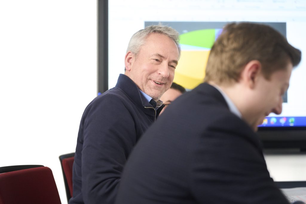 Mann lacht anderen Mann an