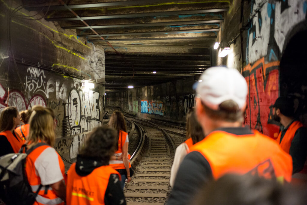 Gruppe im Tunnel