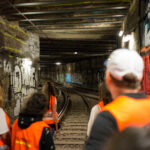 Gruppe im Tunnel