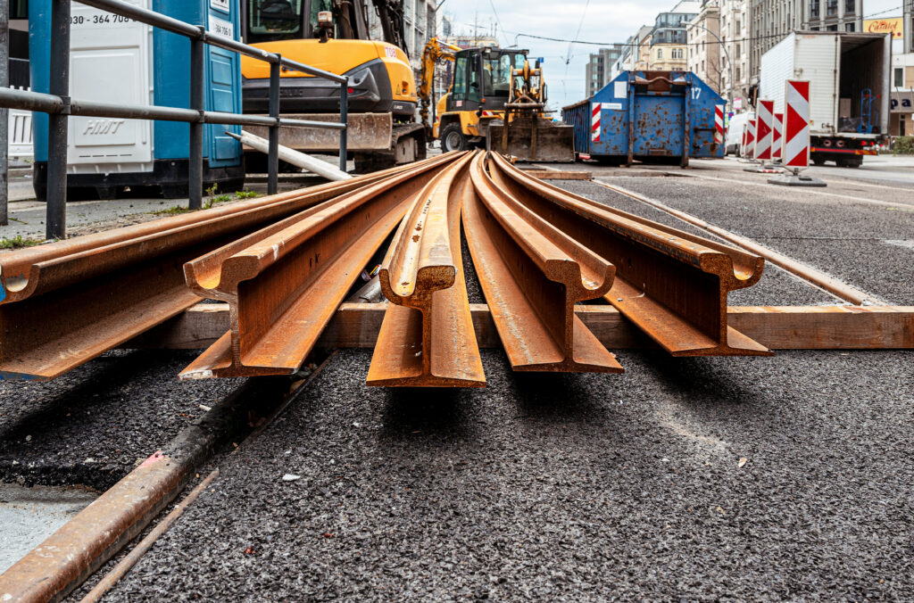 Straßenbahnschienen, die auf einer Baustelle in Berlin liegen.