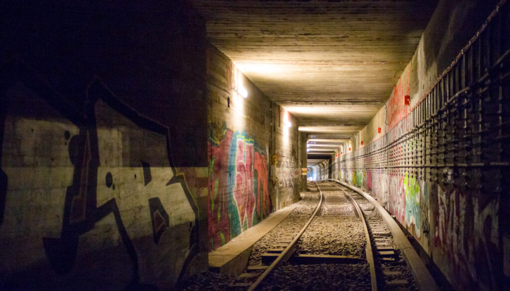 Waisentunnel mit Schiene.