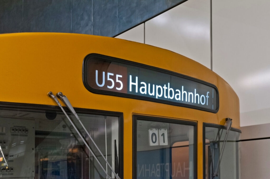 U-Bahn U55 in Richtung Hauptbahnhof.