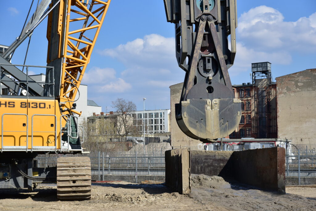 Prozess des Aushubs durch einen Bagger.