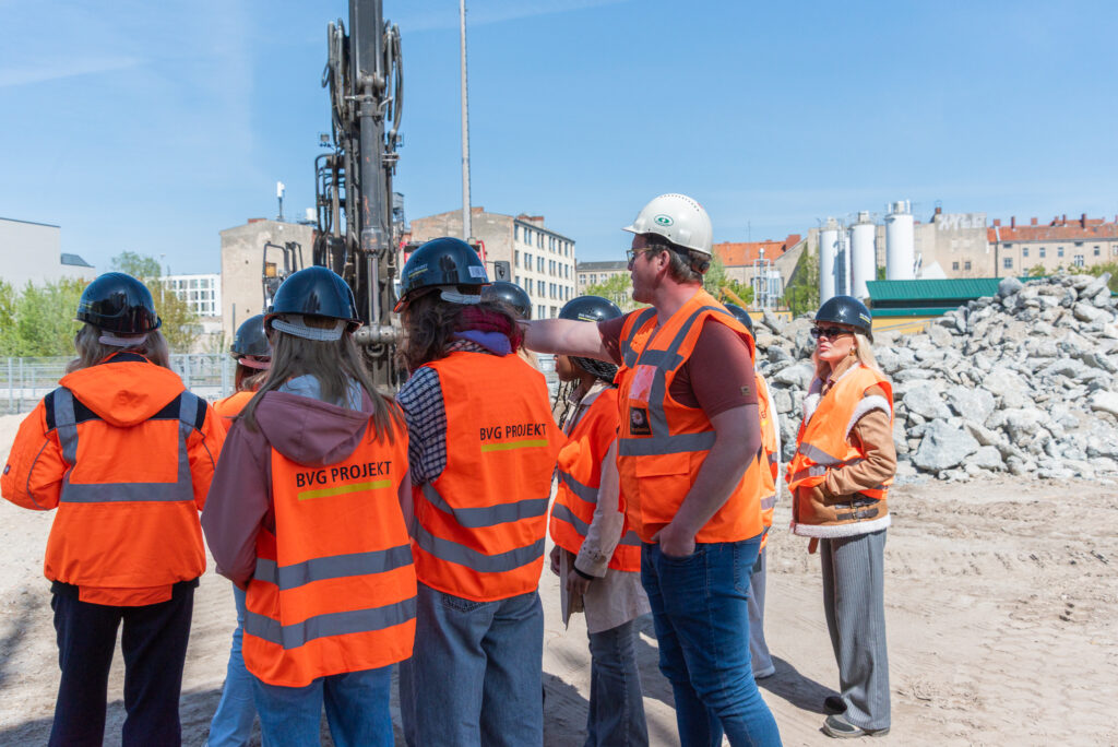 Eine Gruppe junger Menschen auf der Baustelle.